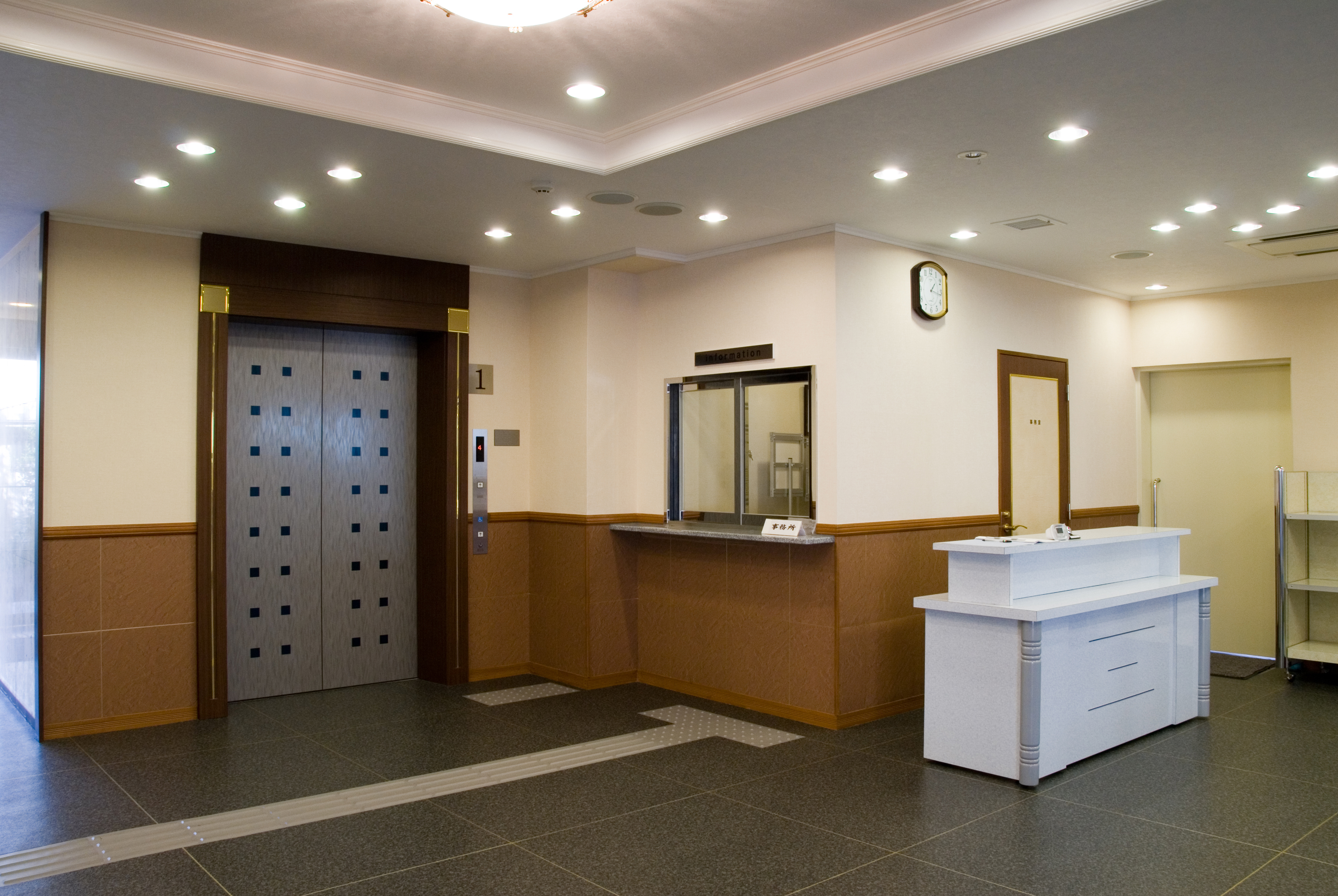 �z�[������